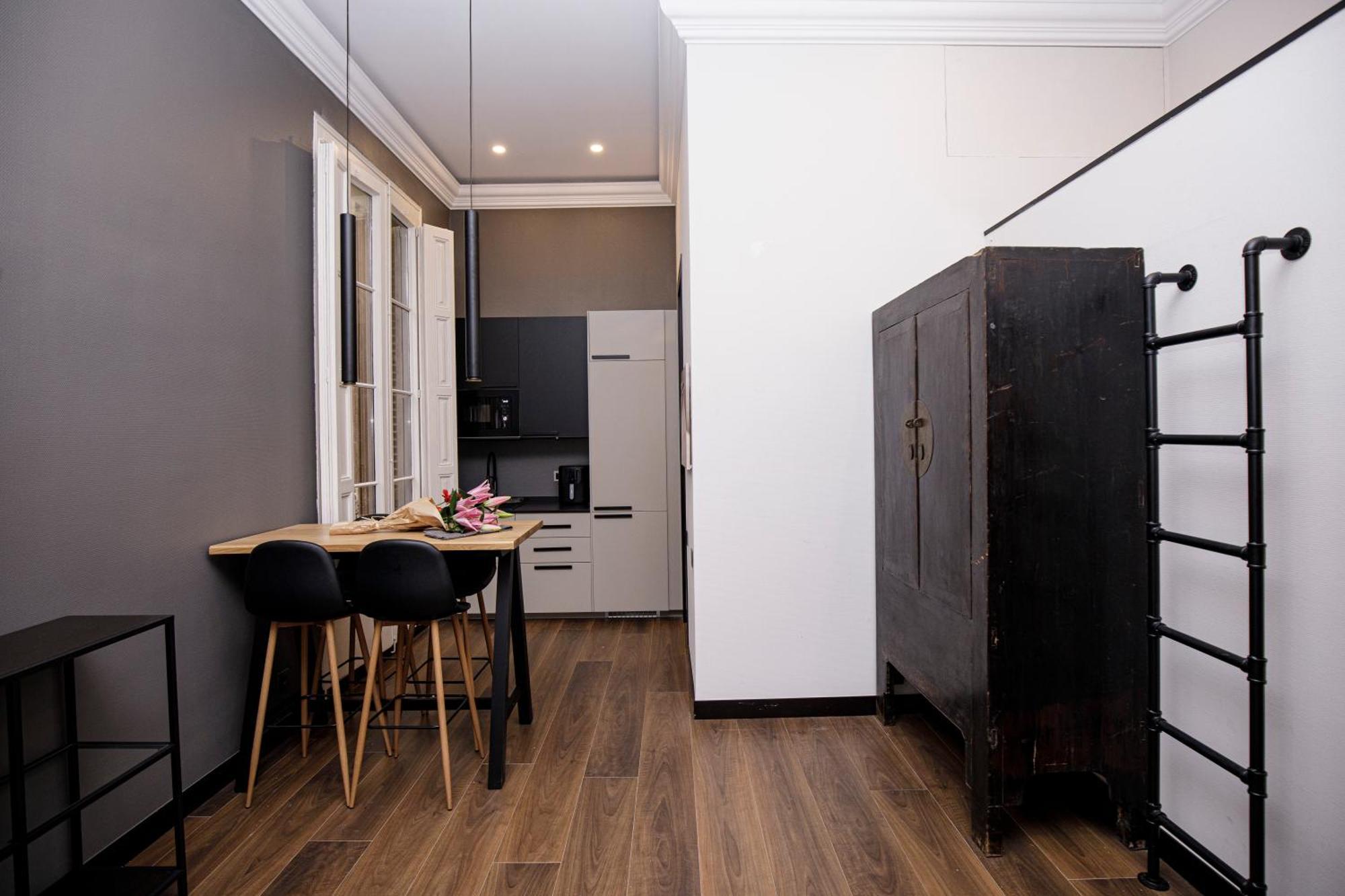 Beautiful Cosy Modern ,19th Century Building Apartment *